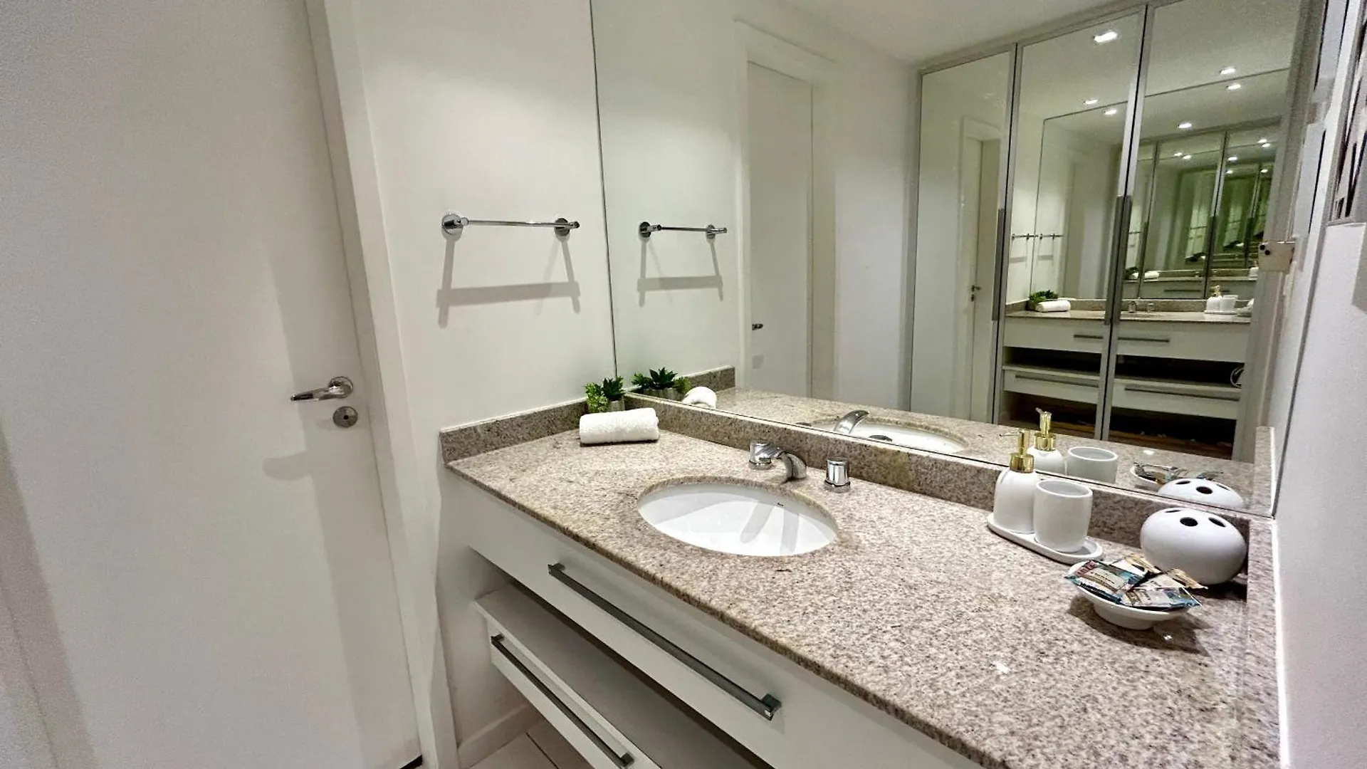 Confortavel Flat, Edificio Beira-Mar Com Piscina E Hidro Cabo Frio Apartment